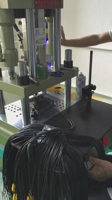 Plastic 30 Ton Injection Moulding Machine Vertical z prędkością wtrysku 50 G/S i 1 ejektorem