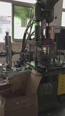 Półautomatyczna pionowa maszyna do formowania wtryskowego 20T do części zamiennych po obsłudze
