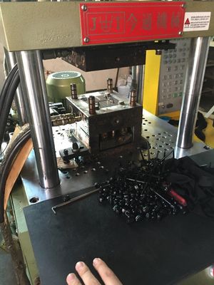 35T Plastic Vertical Injection Moulding Machine Max Daylight 340/280mm dla automatycznego chipu