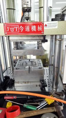 45T Plastic Vertical Injection Moulding Machine 110 Cm3 Teoretyczna objętość strzału dla ochronnika PVC
