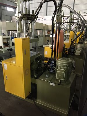 Mała maszyna do wtryskiwania pionowego w plastiku o średnicy śruby 25 mm o masie 30 ton
